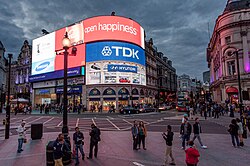 Piccadilly Circus on West Endin sydämessä.