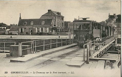 Une rame des chemins de fer du Calvados sur le pont mobile du bassin du port, pendant la Première Guerre mondiale. Cette compagnie de chemin de fer secondaire reliait la ville à Caen et Bayeux.