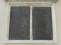 Deux plaques en ancien français sur la façade de l'église.