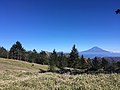 頂上付近から東北東に富士山を望む