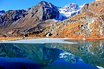 Montañas cubertas de neve e un lago diante