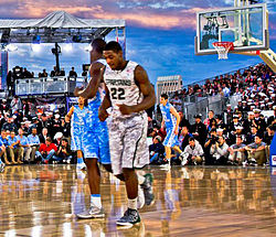 Dawson jogando para o Michigan State no Carrier Classic de 2011