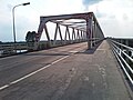 De Maasbrug, gezien vanaf Limburg met de Brabantse vlag