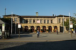 Bahnhofsvorplatz und Empfangsgebäude