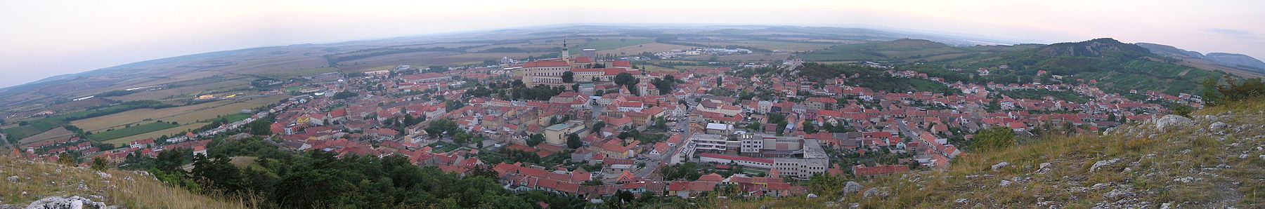 Panorama vido al Mikulov el Svatý kopeček.