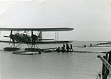 Duits watervliegtuig aan de kade bij Vliegkamp Schellingwoude; 1940-1941.