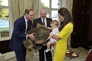 Le prince George reçoit un cadeau du gouverneur général d'Australie, Peter Cosgrove, en avril 2014.