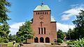 Westzijde van deze kerk, herbouwd na het bombardement van 1944