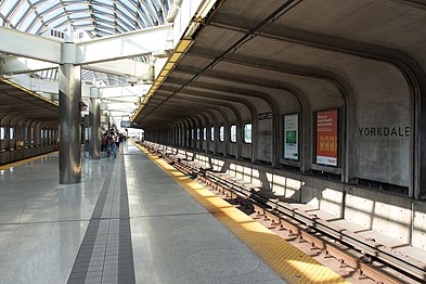 Estação Yorkdale, uma das 29 estações do metrô de Toronto com plataformas centrais