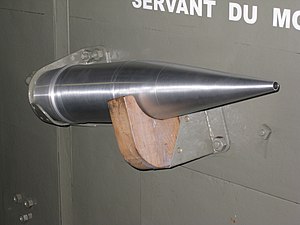 Dummy van een 120 mm granaat in de gerestaureerde koepel 120