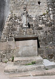 Au pied du beffroi-horloge, statue de saint Léger, patron de la ville.