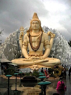 O statuie uriașă din Bangalore înfățișându-l pe Shiva meditând