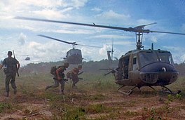 Amerikaanske troepen ûnder de Fjetnamoarloch (mei de ferneamde Bell UH-1 Iroquois "Huey"-helikopter).