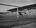 Un stade olympique de la Pontaise garni de 24 000 spectateurs assiste à la défaite de la Suisse face aux Pays-Bas (2-3) le 15 septembre 1956 en match amical.