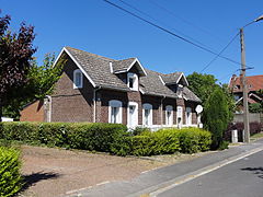 Des habitations groupées par deux.