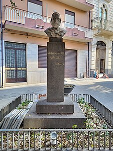 Busto di Giuseppe Garibaldi, presso piazza Mazzini.