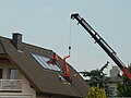 Sonnenkollektor wird montiert.