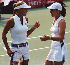 Finalistes in het enkelspel, Anna Koernikova (li) en Martina Hingis (winnares)