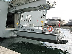 LCP2 hænger i hejsespillet agten for HDMS Absalon (L16) i København Foto: Flemming Sørensen