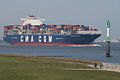 CMA CGM Andromeda (11.356 TEU, Konstruktionstiefgang 15,5 m und damit bis Juli 2010 größtes auf der Elbe verkehrendes Containerschiff) beim Glameyer-Stack im April 2009 mit 10,7 m Tiefgang in Salzwasser tideunabhängig einlaufend