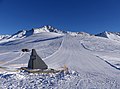 Stèle du col de la Madeleine en hiver