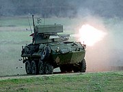 ガトリング砲を発射するLAV-AD, 1999年。