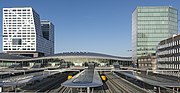 Station Utrecht Centraal met de grote hal boven de sporen, en met rechts, boven de sporen 4 en 5, de Katreinetoren en Laag Katreine, en met links het Stadskantoor van Utrecht.