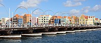 De Koningin Emmabrug of Pontjesbrug met daarachter de Handelskade