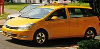 Toyota Wish для тайванського ринку до фейсліфтингу з іншим дизайном фар, решітки та бампера, в таксі