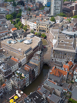 Oudegracht met de Stadhuisbrug gezien vanaf de Domtoren. Rechts van de brug het stadhuis.