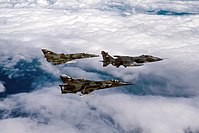 Três aeronaves de combate da força aérea do Equador: um IAI Kfir, um Jaguar e um Mirage F1 (estes últimos dois modelos de aviões já foram aposentados).