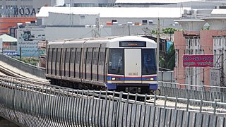 KRL generasi pertama (EMU-BLE) di Jalur Biru