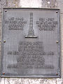 Gedenktafel am Obelisk über das Niederreißen der Säule im Jahr 1940