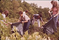 Fort Smith'te öğrenciler yol kenarındaki çöpleri temizliyor. (1972)