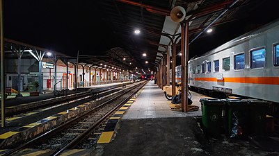 Suasana Stasiun Madiun pada malam hari, Maret 2021