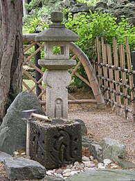 Oribe lantaarn in theetuin van de Japanse tuin, Schönbrunn