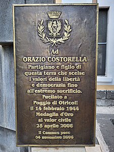 La targa del monumento costruito in memoria di Orazio Costorella.