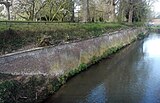 Oude Jekermuur in het Stadspark met naamsteen