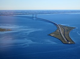 De Sontbrug tussen Denemarken en Zweden, waar het lijk gevonden wordt en waarnaar de serie is genoemd