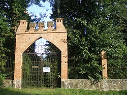 Das noch erhaltene Turmportal der evangelischen Kirche Opaleniec (Opalenietz/Flammberg)