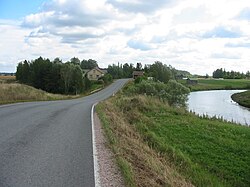 Yhdystietä 12307 Marttilan Prunkilassa. Oikealla Paimionjoki.