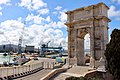 Arco di Traiano con scorcio del porto