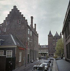 Westelijke deel van de Drakenburgstraat. Links het stadskasteel Drakenburg