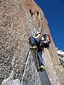 Passage rocheux en tête avec des crampons, arête des Cosmiques.