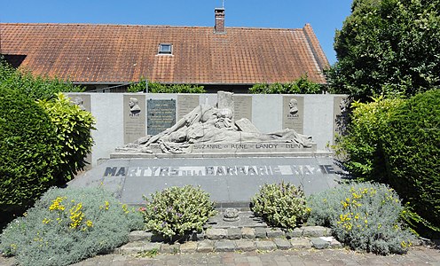 Le monument aux morts de la Seconde Guerre mondiale. Œuvre du sculpteur Julien Rémy réalisée en 1946 représentant René Lanoy et Suzanne Lanoy.