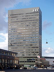 Arne Jacobsens hotelhøjhus på Vesterbro i København fra 1960 blev opført med stærk inspiration fra Lever House i New York.