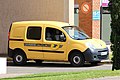 Posta-banatzailearen Renault Kangoo autoa Bretainian.