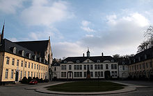 Le palais abbatial, l'église, les bâtiments principaux et la cour d'honneur de l'ancienne Abbaye de la Cambre.