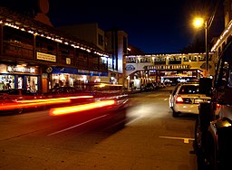 Gatan Cannery Row om natten