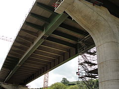 Vue de dessous du tablier lors de la construction du viaduc.